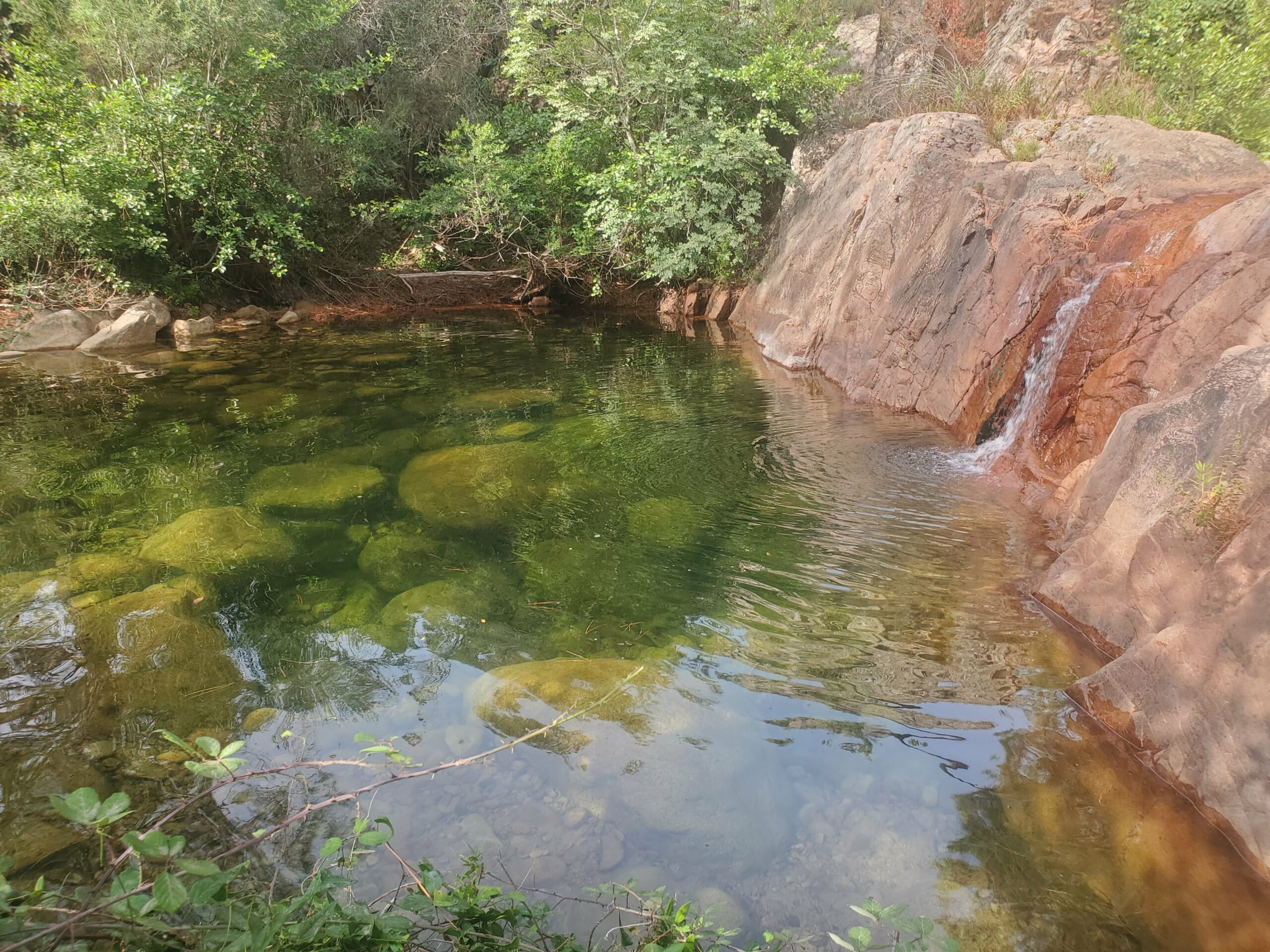 La rivière accessible à pied depuis l’Oriu Ecolodge